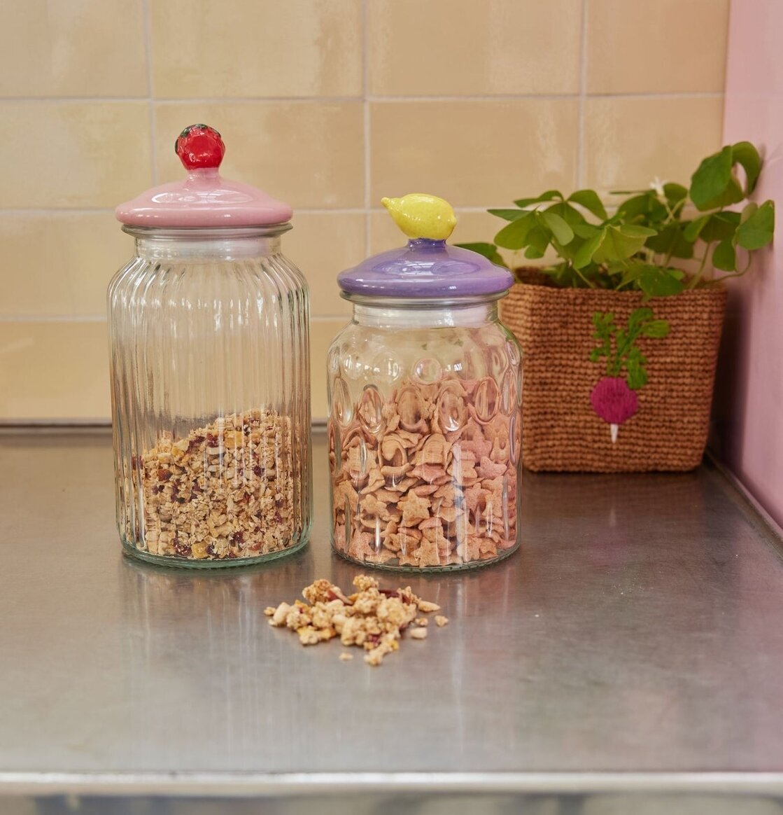 Glasburk Citron från Rice på rostfri bänk med växt bredvid