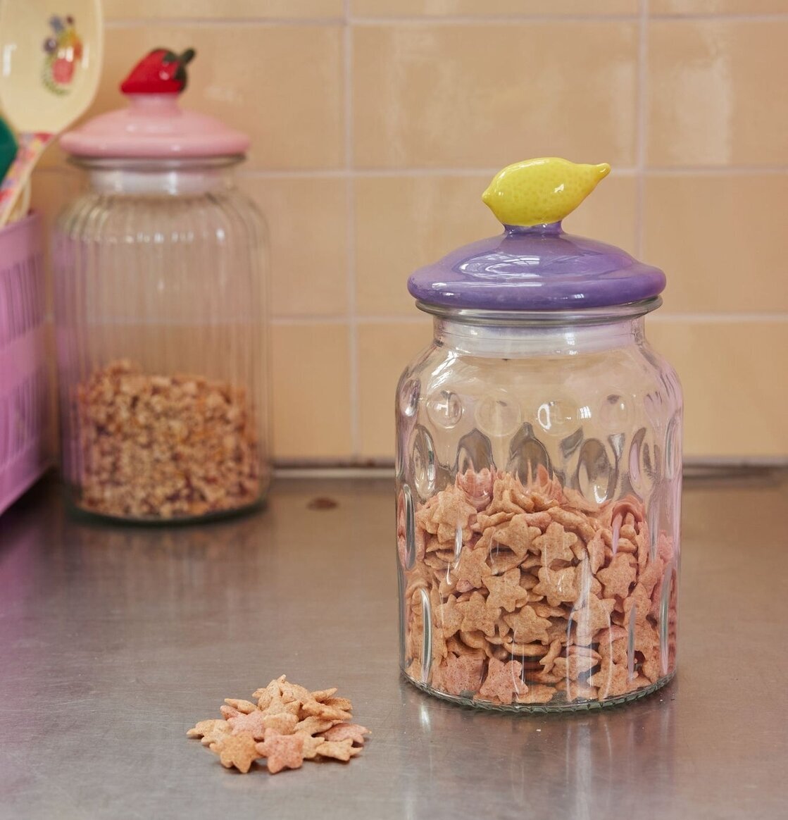 Glasburk Citron från Rice på en rostfri bänkskiva i kök