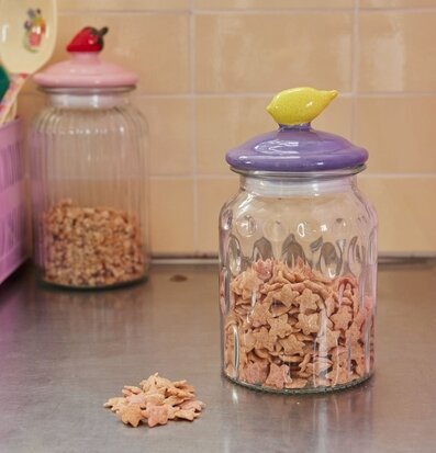 Foto av charmig köksscen med glasburkar och kakor