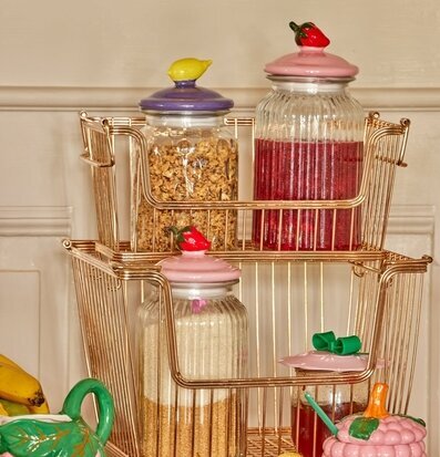 Bild av färgglada glasburkar och dekorativ köksinredning