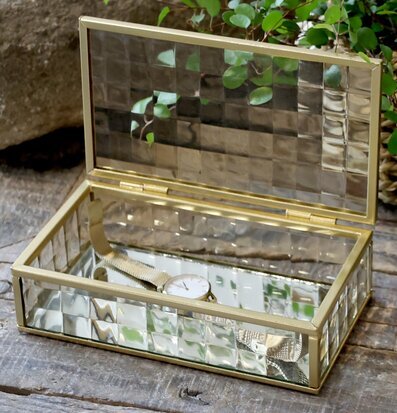 Foto av elegant glasbox med slipat glas och metallram