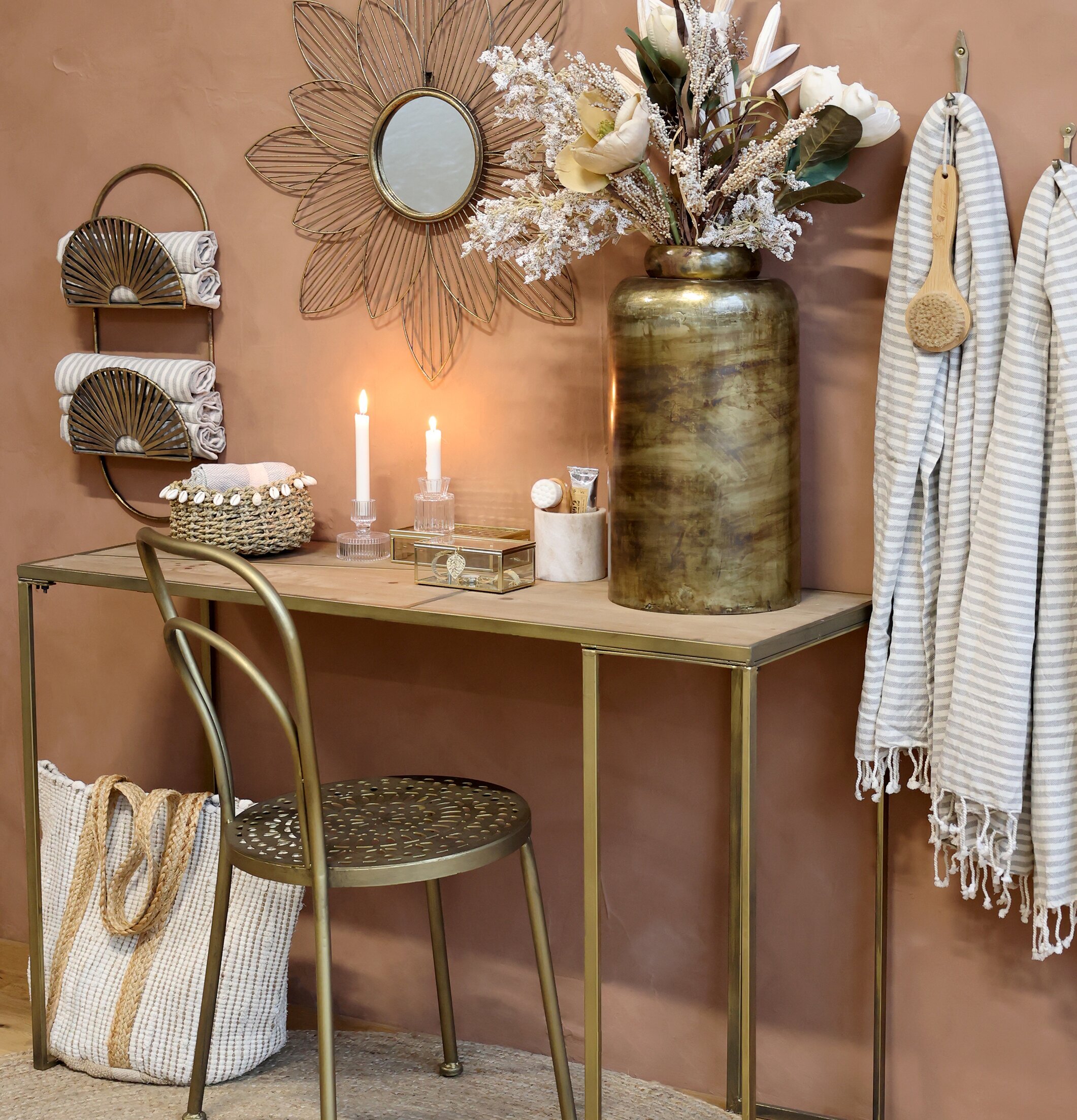 Foto av harmonisk inredning med metalliska inslag