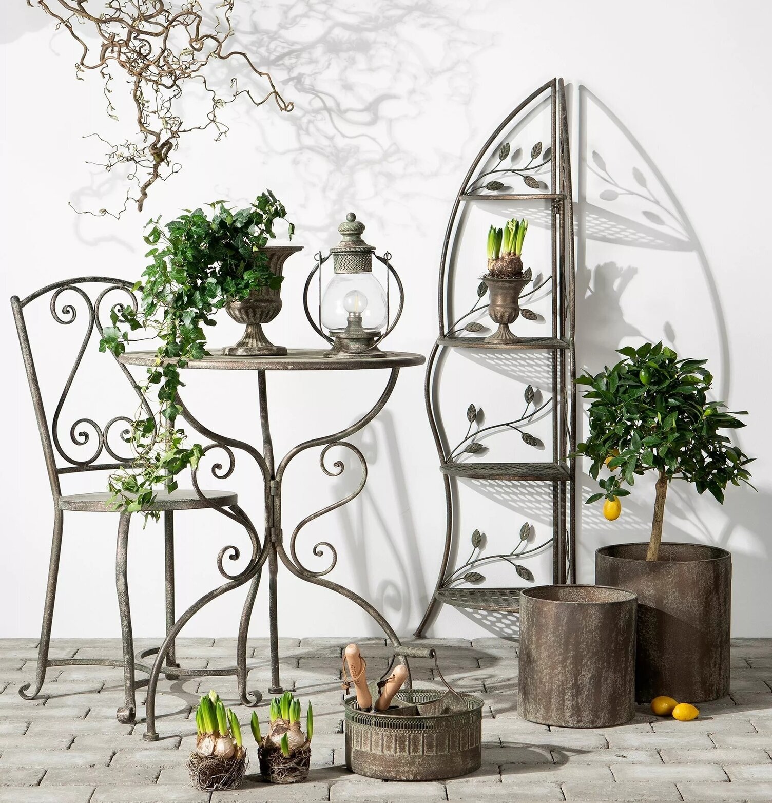 Förvaring Metall Grön från A Lot Decoration på grått klinkergolv