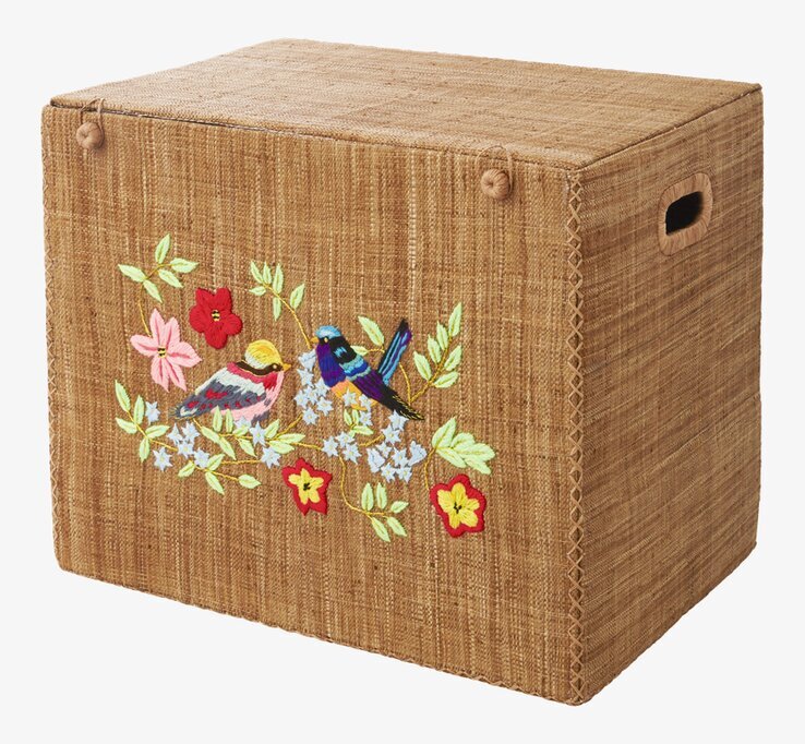 Foto av handbroderad förvaringskorg med fågelmotiv