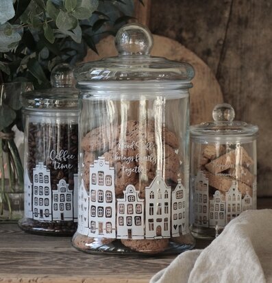 Bild av charmiga glasburkar i hemtrevlig köksmiljö