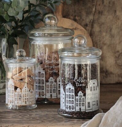 Bild av vackert stilleben med glasburkar och träbord