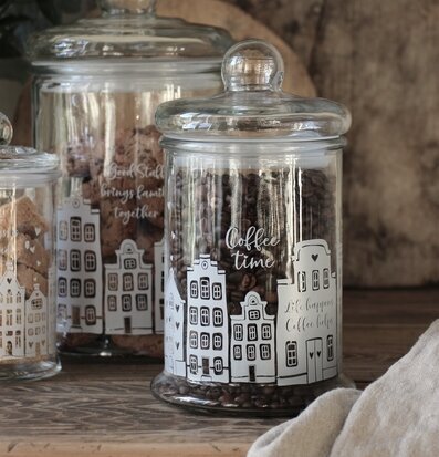 Foto av glasburkar med skandinavisk design i köket