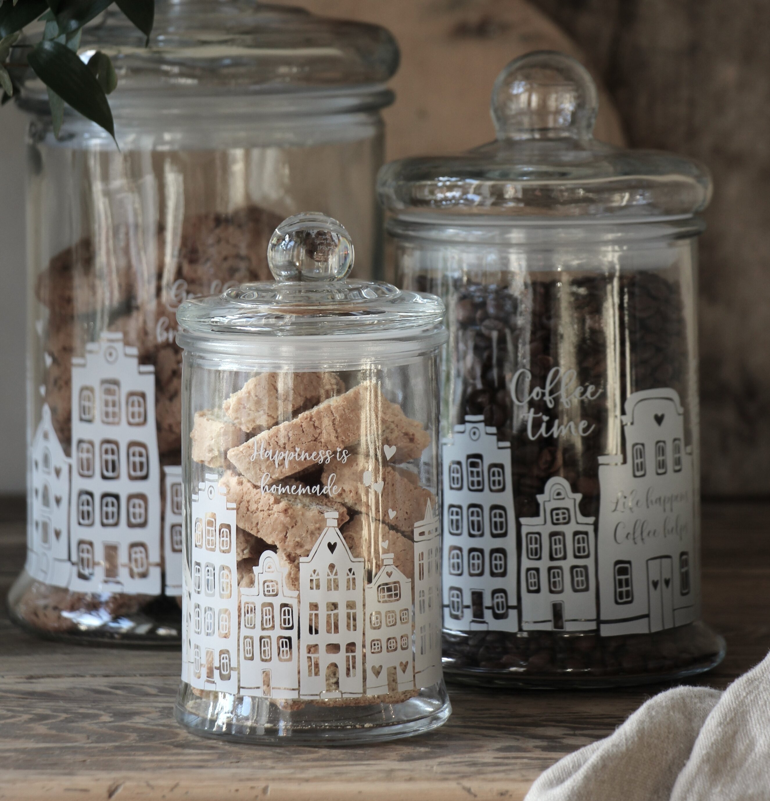 Bild av stilfulla glasburkar med charmiga stadshus