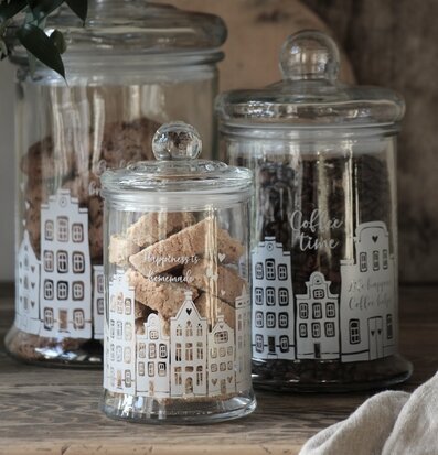 Bild av stilfulla glasburkar med charmiga stadshus