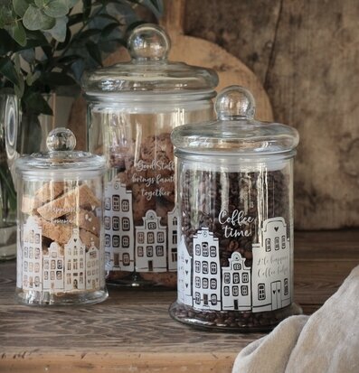 Foto av Glasburkar med Kex och Kaffebönor i Kök