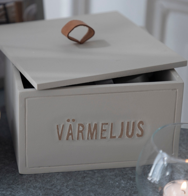 Trälåda Värmeljus Sand från Different Design på grå yta