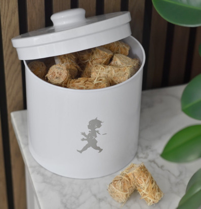 Bild av stilren förvaringsburk med träullsinnehåll