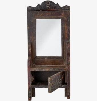 Bild av en rustik spegel med antik träram och skåp