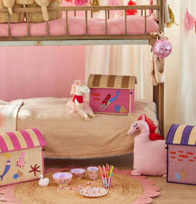 Bild av färgglatt och lekfullt barnrum med förvaring