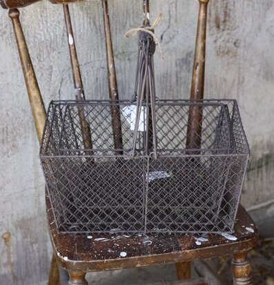 Bild av rustik trästol med nätkorgar i industriell stil