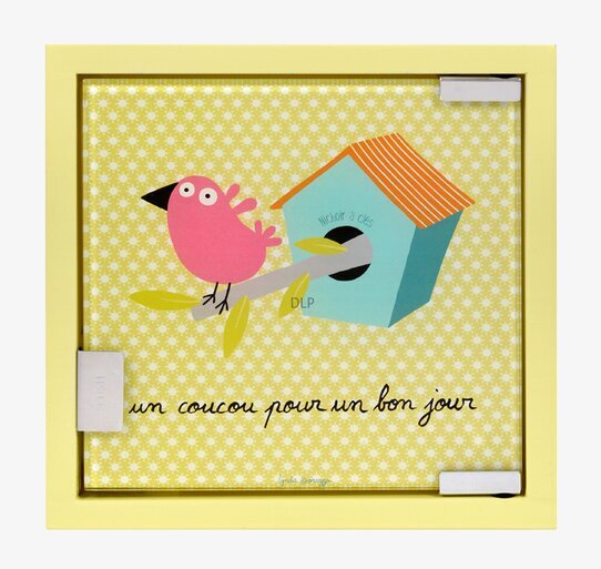 Foto av nyckelskåp med fågelmotiv och pastellfärger