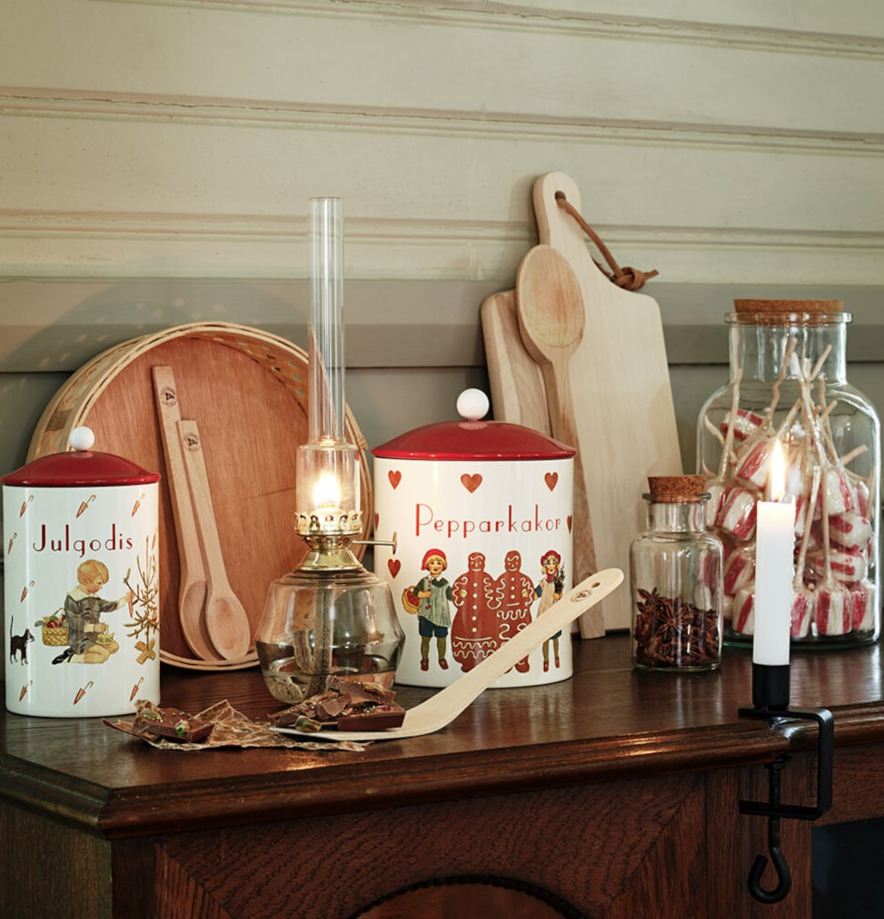 Plåtburk Aina Pepparkakor från Strömshaga på rustik träyta