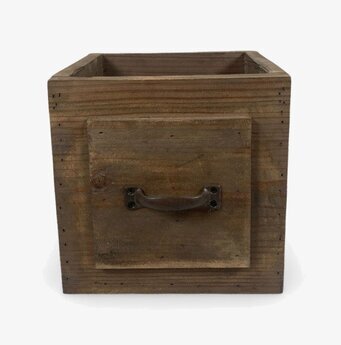 Foto av robust och stilren trälåda med handtag