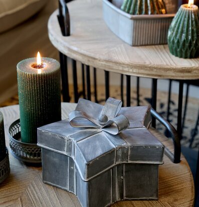 Bild av elegant stjärnformad plåtburk med rosett