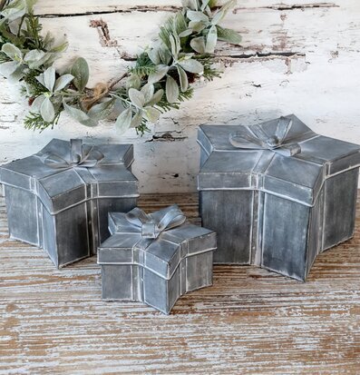 Bild av smakfullt arrangerade stjärnformade plåtburkar