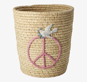 Bild av dekorativ rottingkorg med fredsmärke och duva