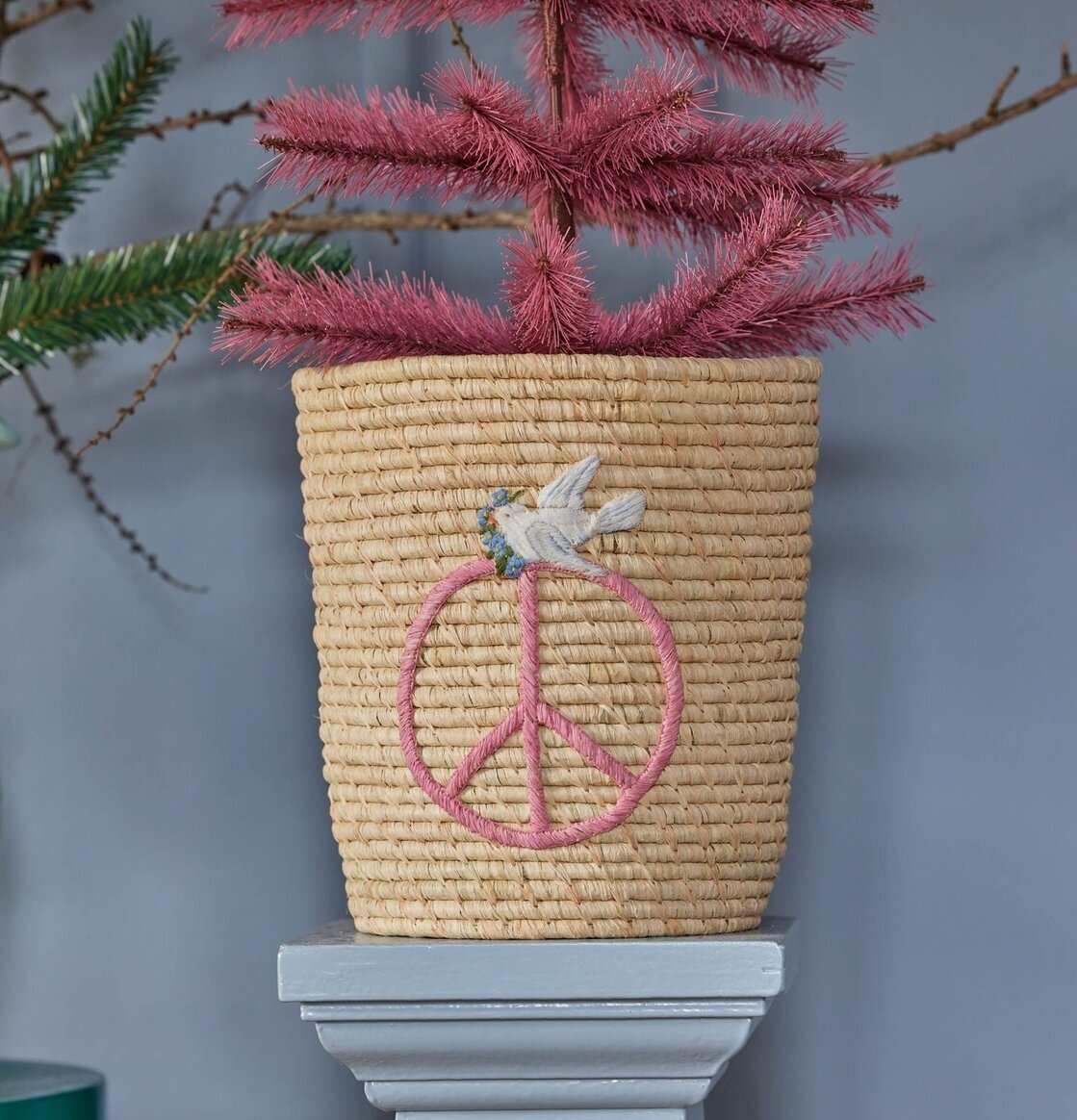 Bild av en dekorativ förvaringskorg i naturmaterial