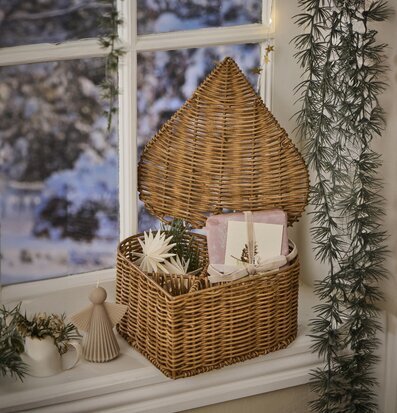 Bild av charmig vinterdekoration med förvaringsbox