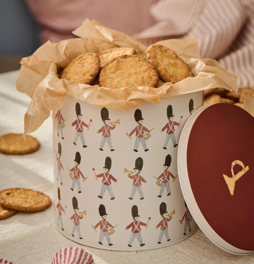 Plåtburk Paradvakt Rund från IB Laursen fylld med kakor