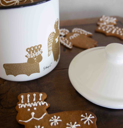 Emaljburk Gingerbread Stig L från Pluto Produkter på träbord