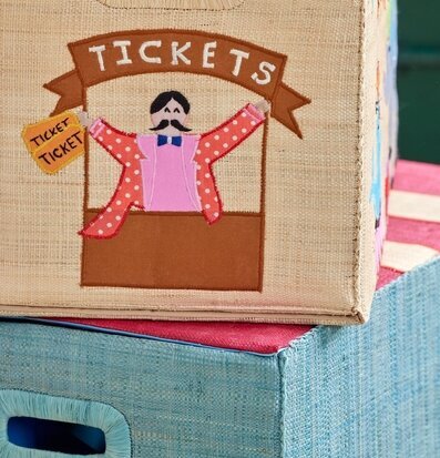 Bild av färgglad cirkuskorg med broderade detaljer