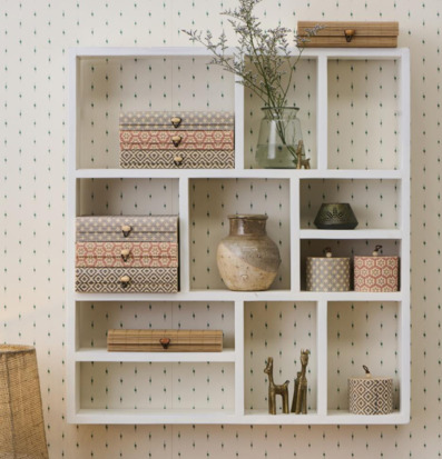 Foto av stilfull inredning med harmonisk förvaring