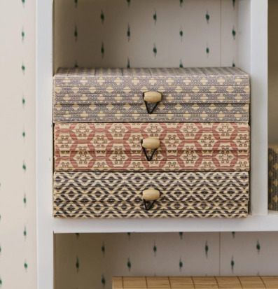 Bild av stilfulla dekorativa förvaringslådor i hylla