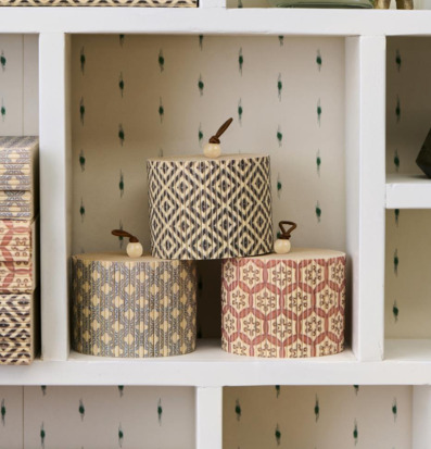 Bild av elegant butikshylla med stilfulla förvaringsburkar