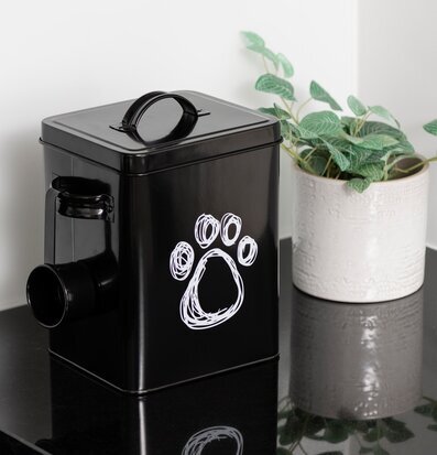 Foto av stilren plåtburk med tassmotiv i svart och vitt