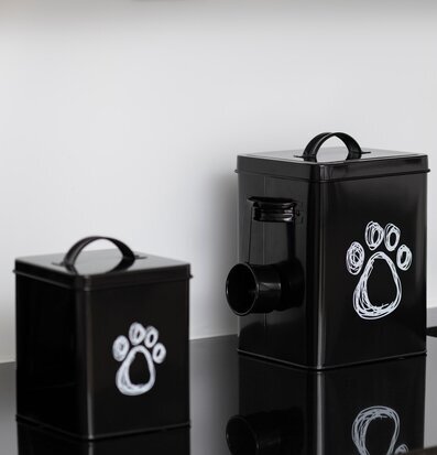 Bild av moderna svarta plåtburkar i stilrent kök