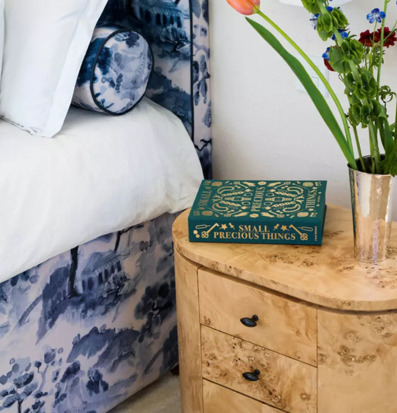 Bild av smakfullt inredd sovhörna med eleganta detaljer
