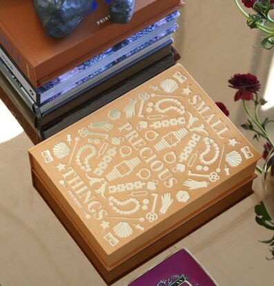 Bild av stilren förvaringsbox med sofistikerad inredning