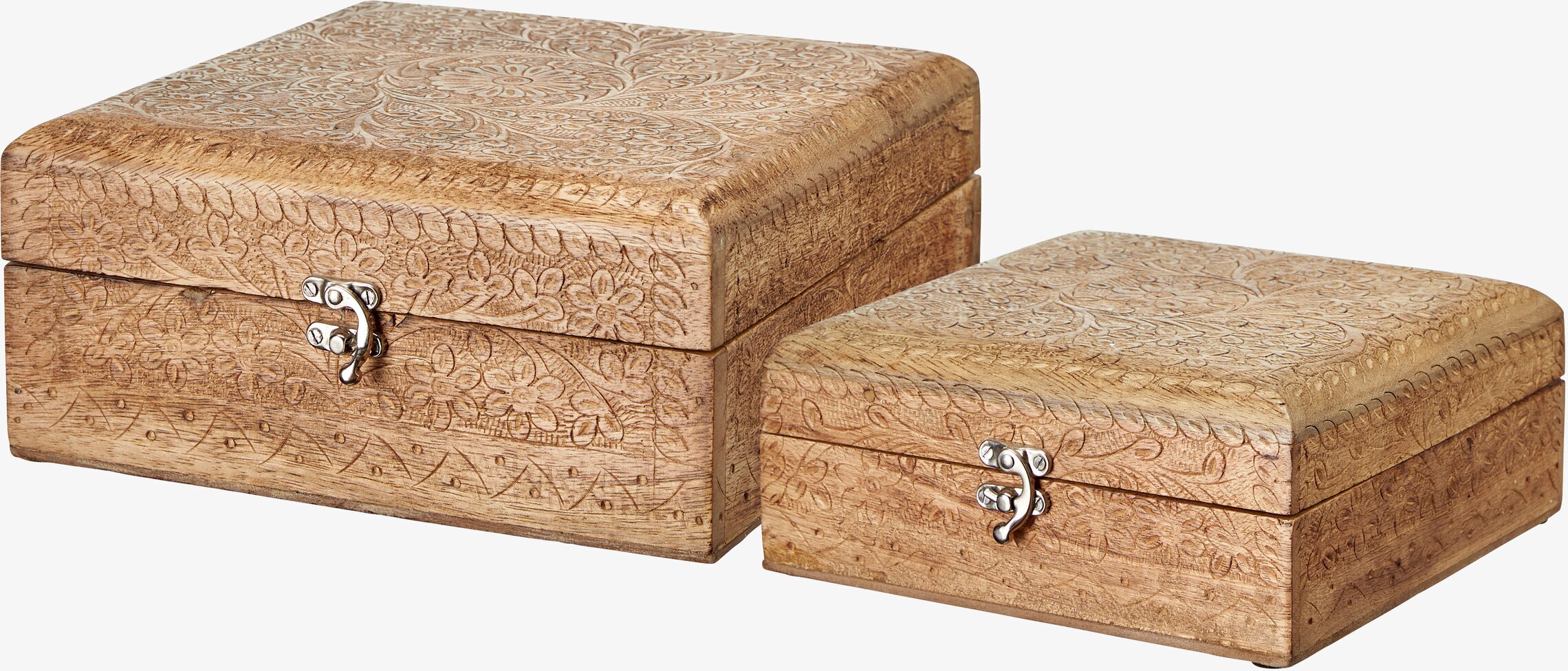 Foto av två rektangulära askar med handgraverade mönster