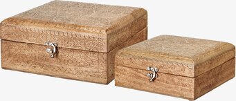 Foto av två rektangulära askar med handgraverade mönster