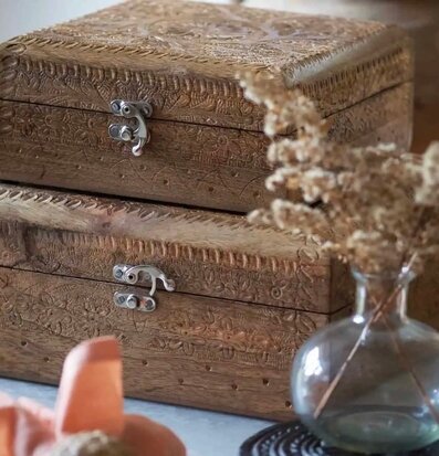 Bild av eleganta plåtburkar med detaljerade mönster