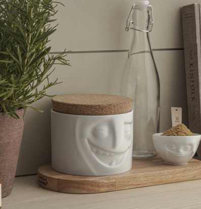 Bild av harmonisk köksmiljö med leende porslinsburk