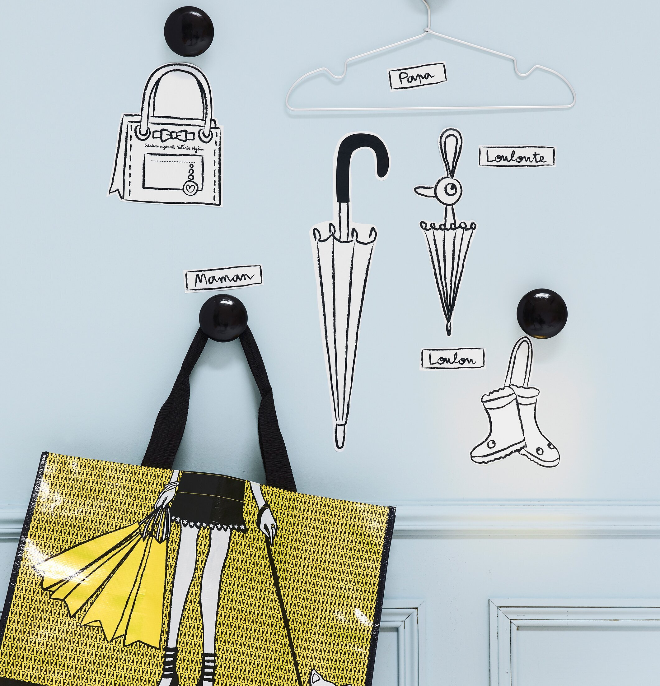 Bild av kreativ vägg med dekorativa knoppar och stickers