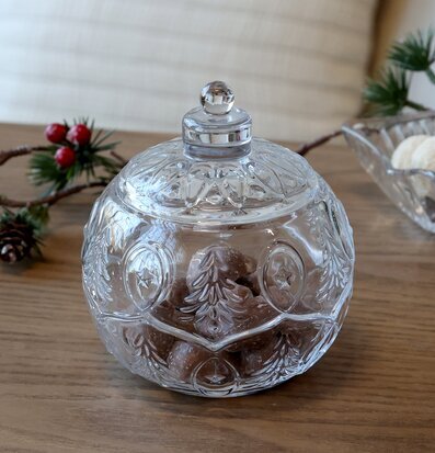 Foto av elegant glasskål med lock och festlig dekoration