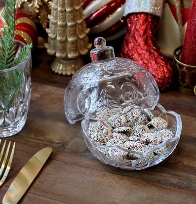 Bild av festligt dukat bord med julstämning och detaljer