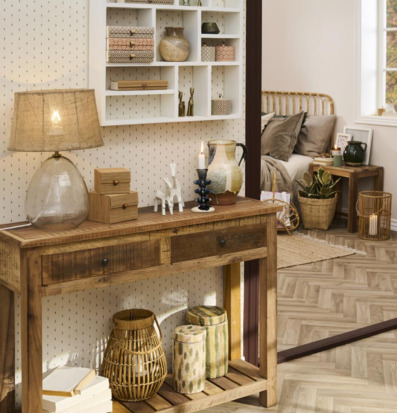 Foto av elegant rum med rustikt sidobord och accessoarer