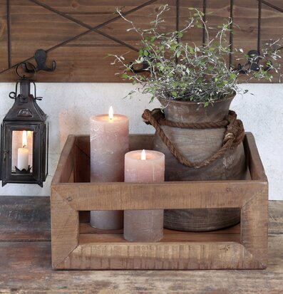 Bild av harmonisk stiluppsättning med ljus och växter