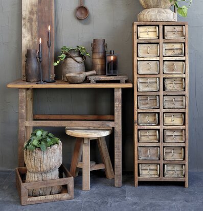 Bild av rustik inredning med trä och gröna växter