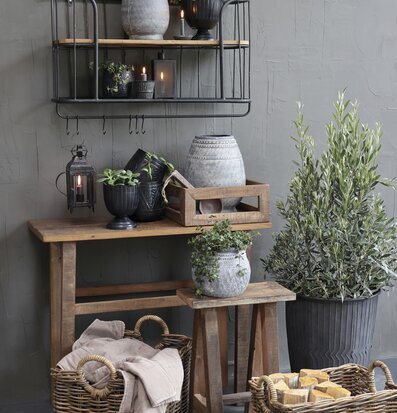 Bild av harmonisk inredning med trä och metall detaljer