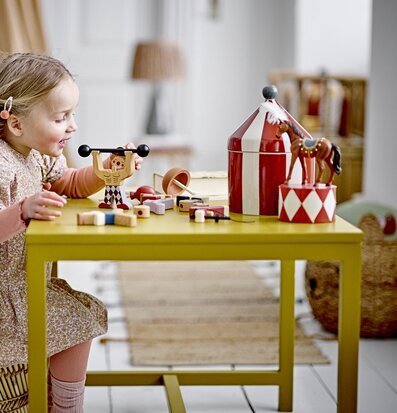 Bild av ett lekfullt barnrum med färgglatt skrivbord