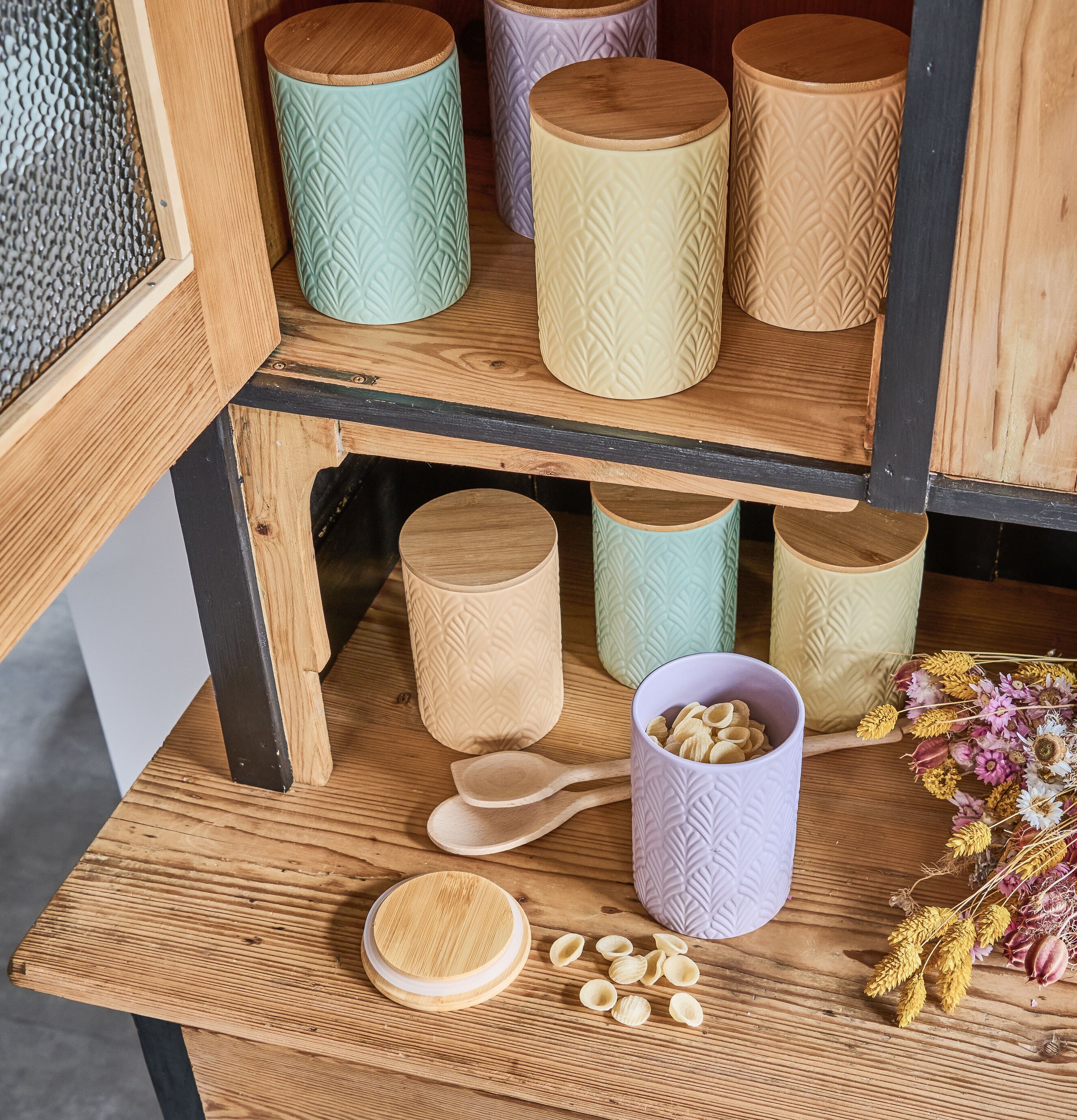 Bild av stilren och funktionell inredning med keramikburkar